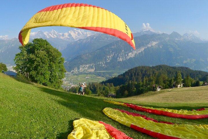 Esperienza di parapendio in tandem partendo da Interlaken