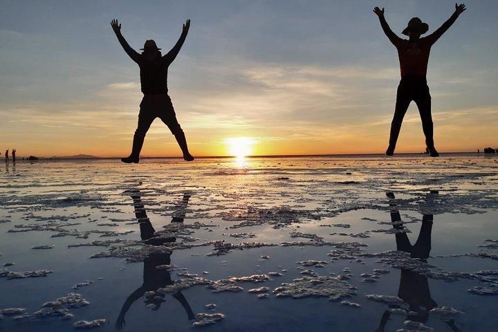 UyuniからのUyuni Salt Flatsの壮大な夕焼け