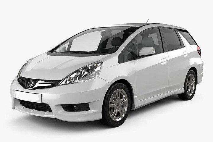 時間による運転手付きの標準的なレンタカー
