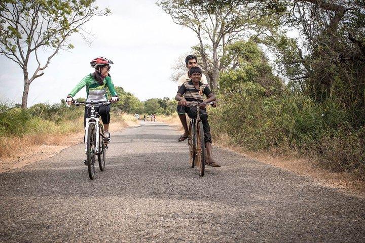 Passeio de bicicleta pela vila de Rajanganaya saindo de Anuradhapura