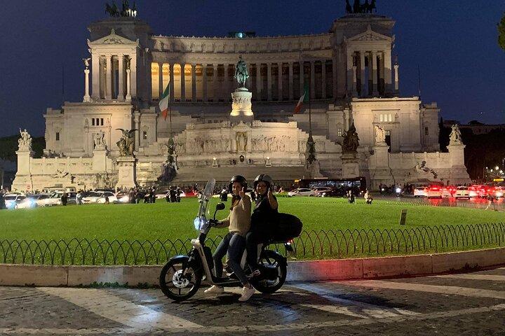 E-Scooter - visite a Roma escondida entre arte de rua e comida de rua
