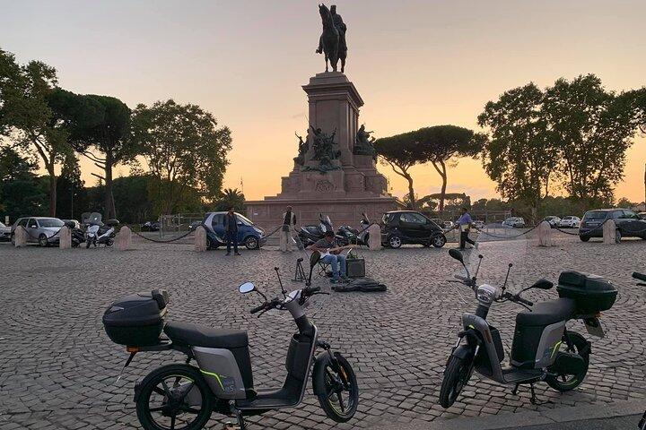 E-Scooter - visite a Roma escondida entre arte de rua e comida de rua