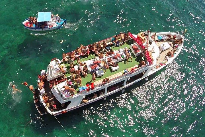 ドリンク付きのサレントの海域での日没時のボートパーティー