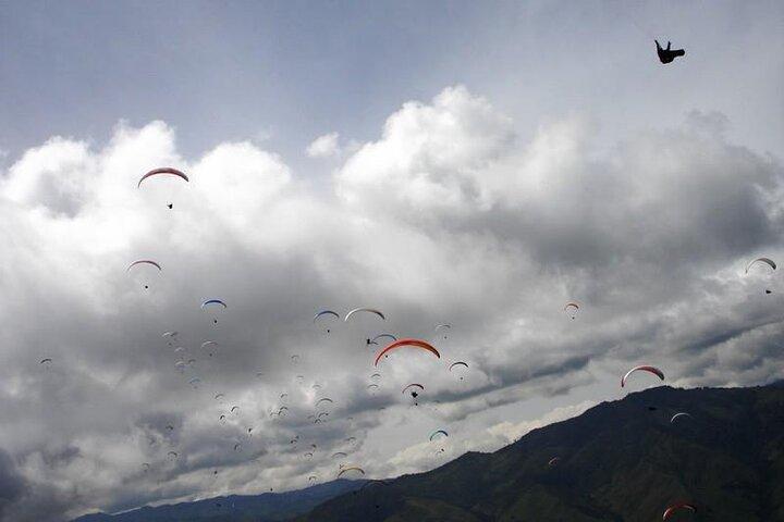 Fliegender Gleitschirm über Medellín