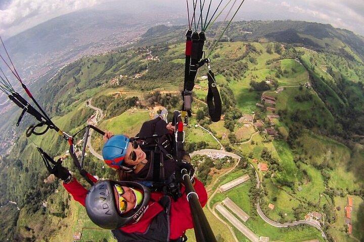 Fliegender Gleitschirm über Medellín