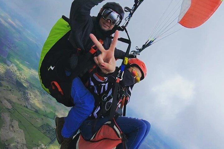 Fliegender Gleitschirm über Medellín