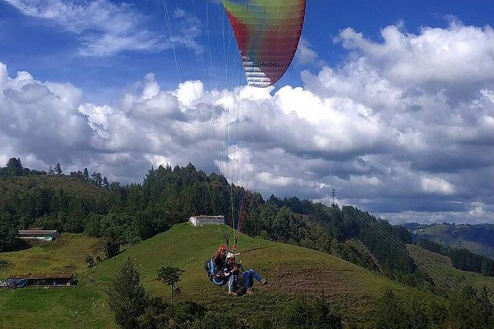 Fliegender Gleitschirm über Medellín