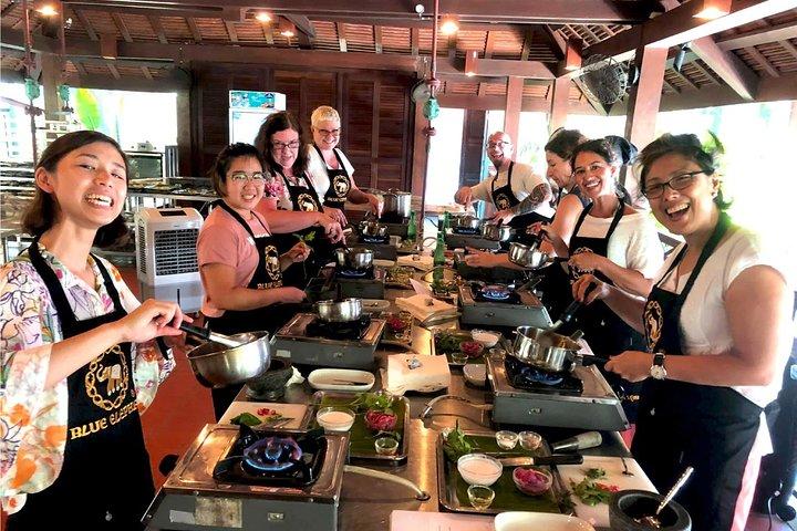 Clase de cocina tailandesa con elefante azul con visita al mercado en Phuket