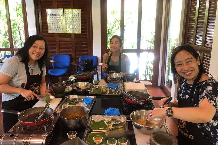 Blue Elephant Thai madlavningskursus med markedstur i Phuket