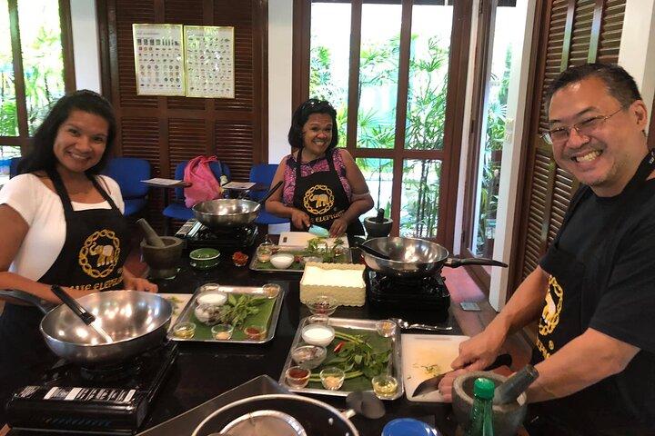 Blue Elephant Thai madlavningskursus med markedstur i Phuket