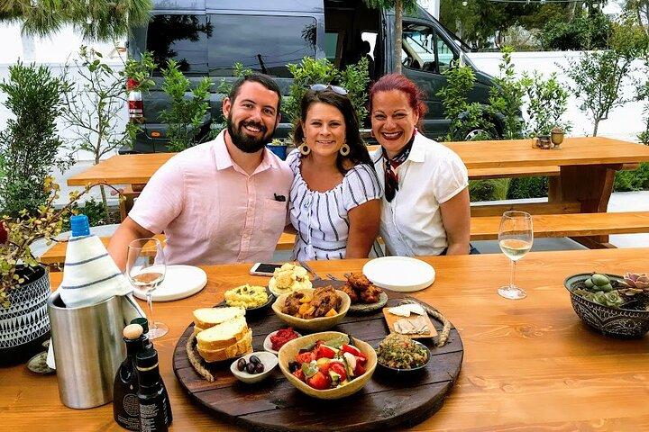Experimente como um morador local Degustação de comida e vinho em Santorini