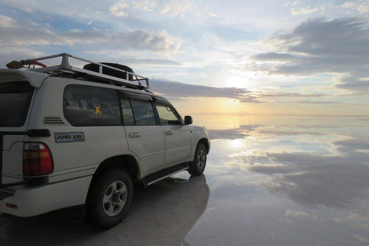 UyuniからのUyuni Salt Flatsの壮大な夕焼け