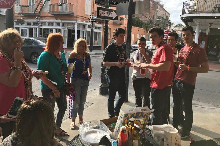 Tour a piedi di New Orleans Jingle Bells, Booze, History, Paranormal e Voodoo