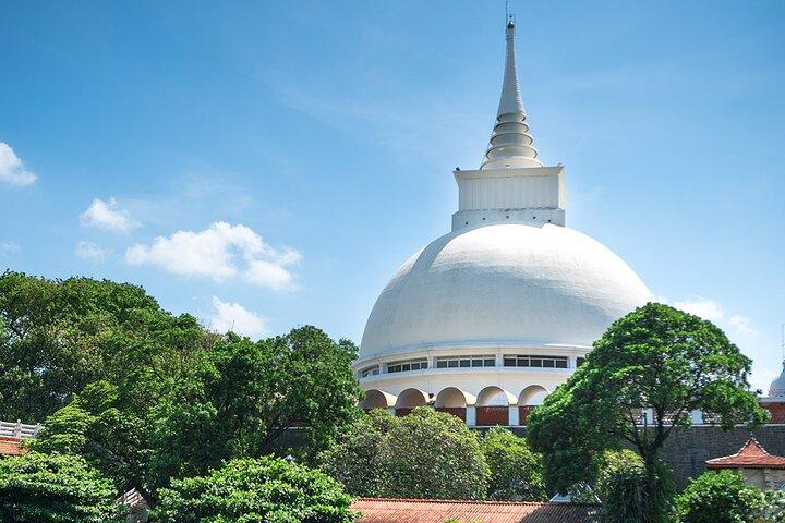 Kalutara-templet, Lunuganga-tur från Bentota