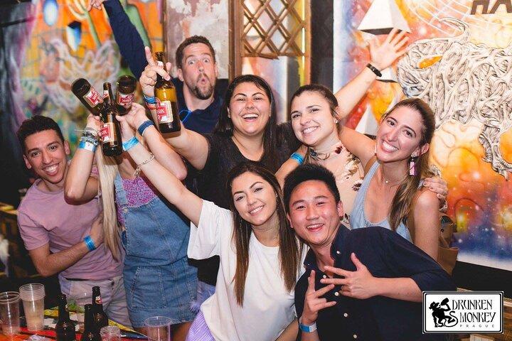 Drunken Monkey Pub Crawl com entrada de bar e clube aberto