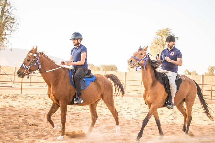 プライベート 4x4 Mleiha Desert Safari Horse Riding with Museum Visit