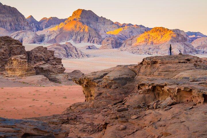 Excursão privada ao vale da lua de Wadi Rum saindo da fronteira de Wadi Araba
