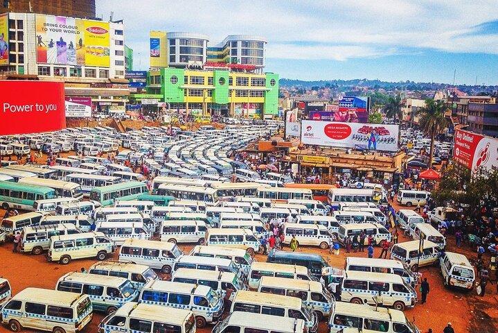 Excursão a pé de meio dia em Kampala com guias femininas locais