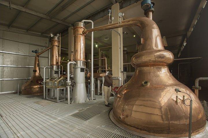 Privat rundtur i whiskydestilleriet på John Distilleries