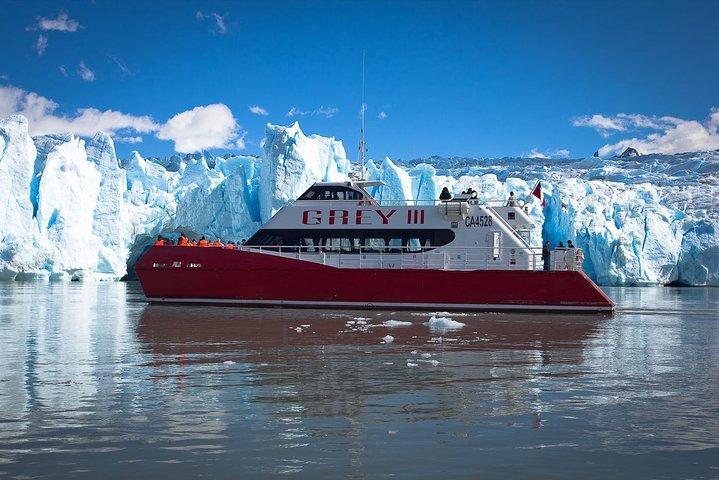 Navigazione sul ghiacciaio grigio a Torres del Paine