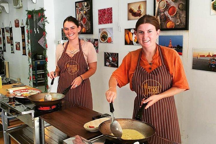 Aula de culinária tailandesa com visita ao mercado em Phuket por VJ