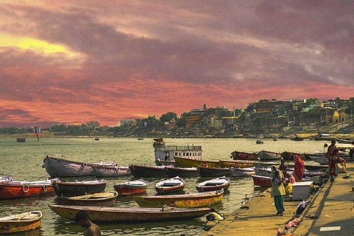 Privat vandretur ved floden til Varanasi-templerne