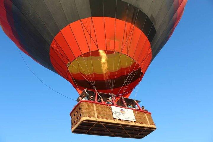 Incredibile mongolfiera con splendida vista sull'alba nel deserto