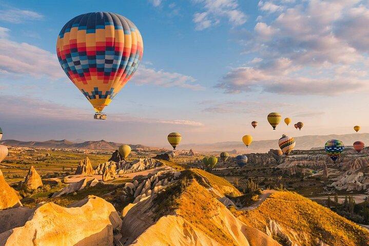 Incredibile mongolfiera con splendida vista sull'alba nel deserto