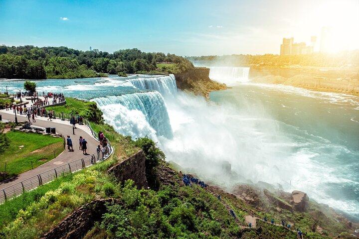 Transfert privé à l'arrivée: de l'aéroport de Toronto YYZ à Niagara Falls en van de luxe