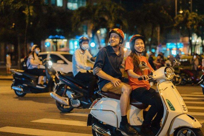 Vie nocturne de Ho Chi Minh en scooter