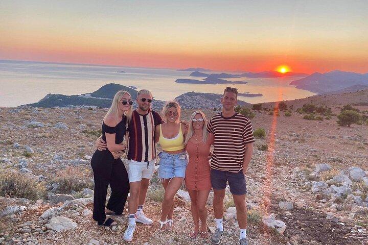 Panorama e vinho do pôr do sol em Dubrovnik