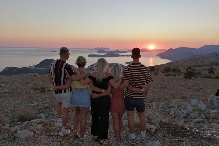 Panorama e vinho do pôr do sol em Dubrovnik