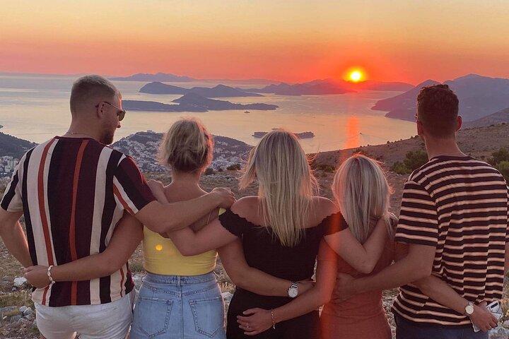 Panorama e vinho do pôr do sol em Dubrovnik