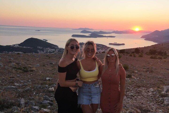 Panorama e vinho do pôr do sol em Dubrovnik