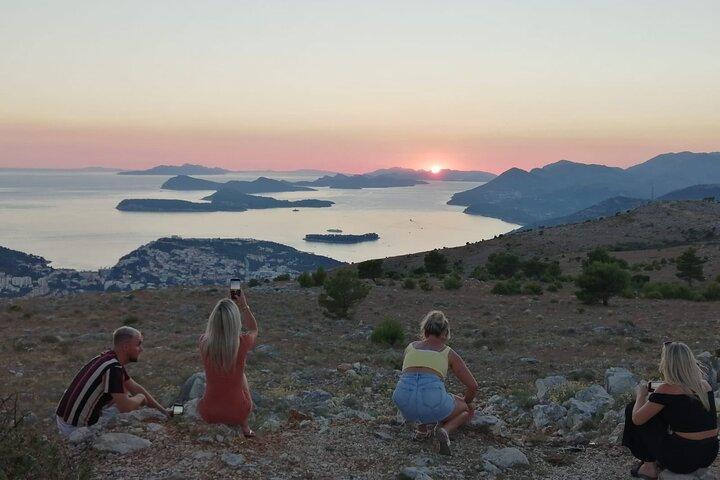 Panorama e vinho do pôr do sol em Dubrovnik