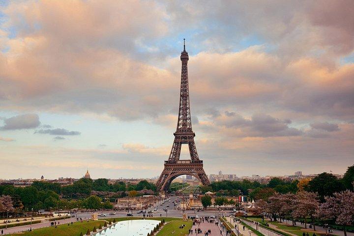 パリでの乗り継ぎ地元の人とのプライベートツアー：パリのベストハイライト