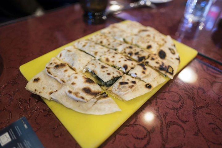 イスタンブール夜のグルメツアー：タクシムとカラキョイの絶品グルメ