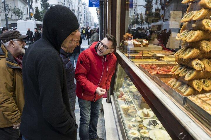 イスタンブール夜のグルメツアー：タクシムとカラキョイの絶品グルメ