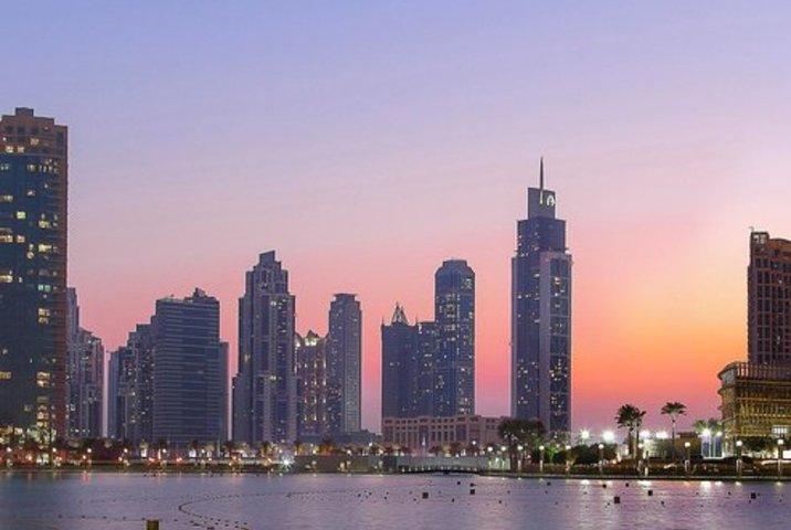 Disfrute del Burj Khalifa de Dubái con una cena en un restaurante de la torre