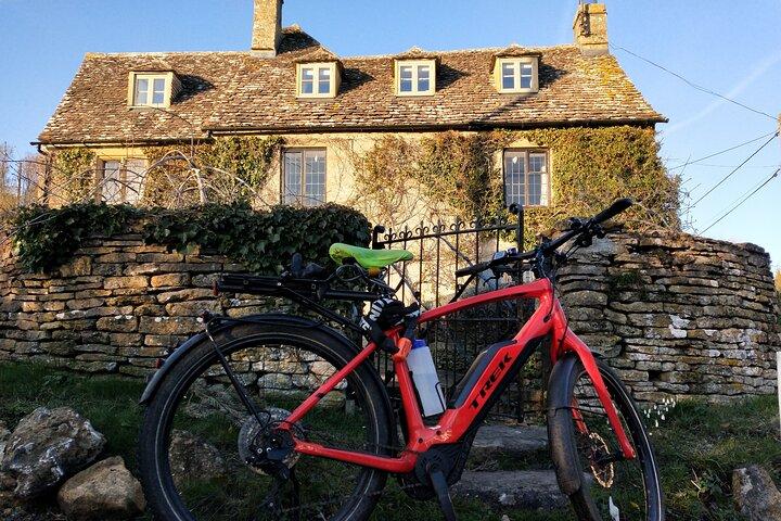 La visite privée d'une journée en vélo électrique dans les Cotswolds commence près d'Oxford