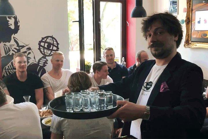 ヴロツワフの地元民とポーランドのウォッカを味わう