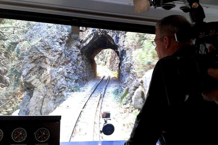 湖の洞窟、コグ鉄道、カラブリタ村、コリントス運河プライベートツアー