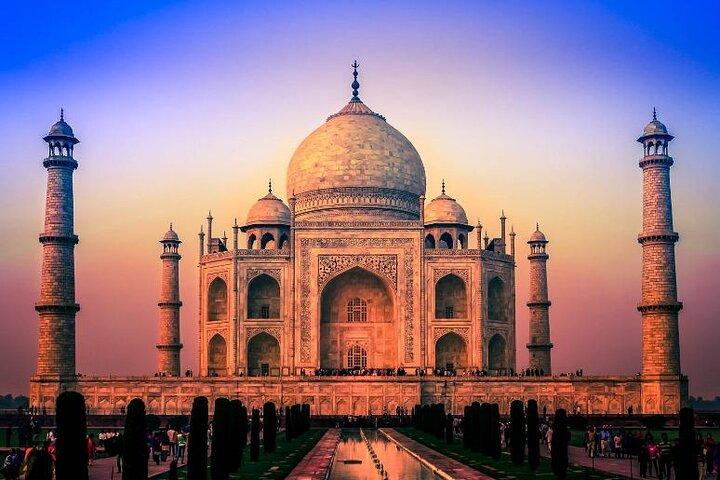 Sessione Yoga mattutina di fronte a Taj Mahal