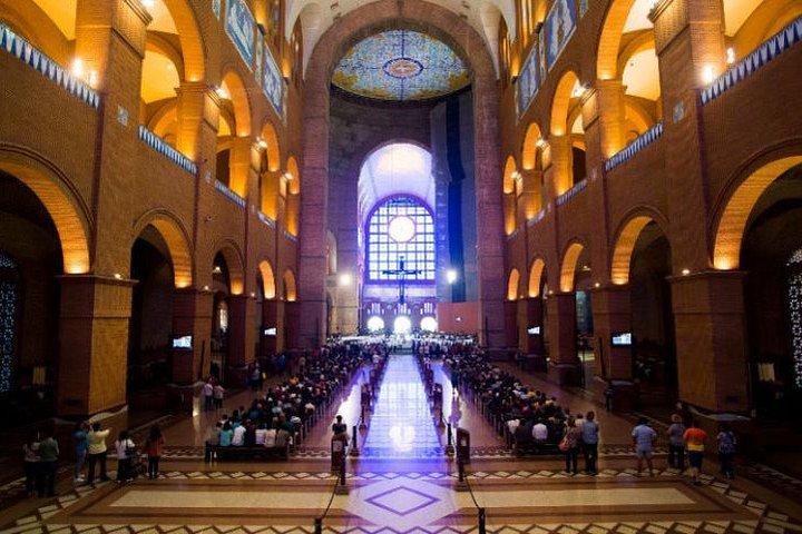 聖母マリアに敬意を表してアパレシーダの聖母の神社–日帰り旅行