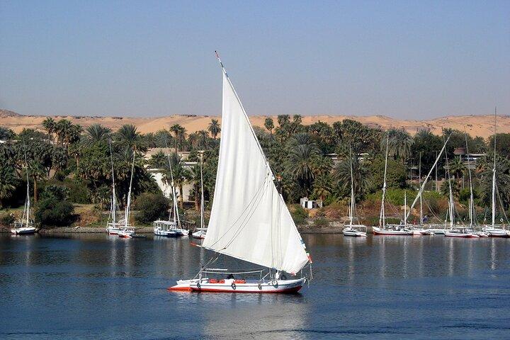Bezoek aan de Edfu-tempel met de trein en de westelijke oever van Luxor, lunch en Felucca