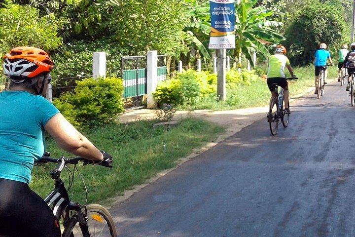 ラワナの滝、ラーヴァナの洞窟、エラギャップへのサイクリング
