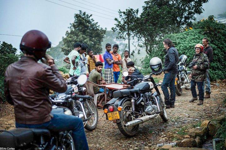 Passeio de motocicleta guiada por um triângulo cultural no Sri Lanka (4 dias)
