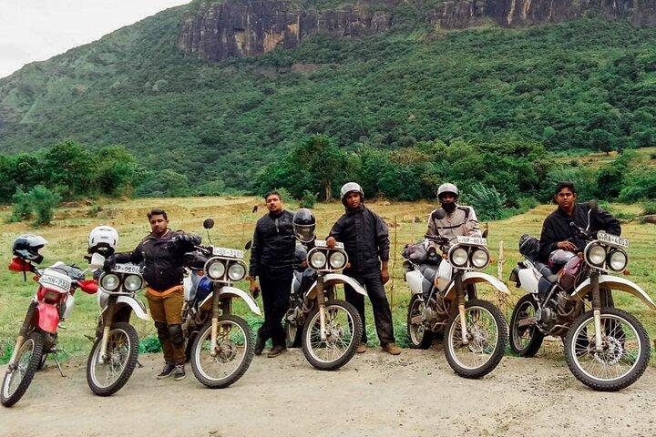スリランカの文化三角地帯ガイド付きバイクツアーに乗る（4日間）