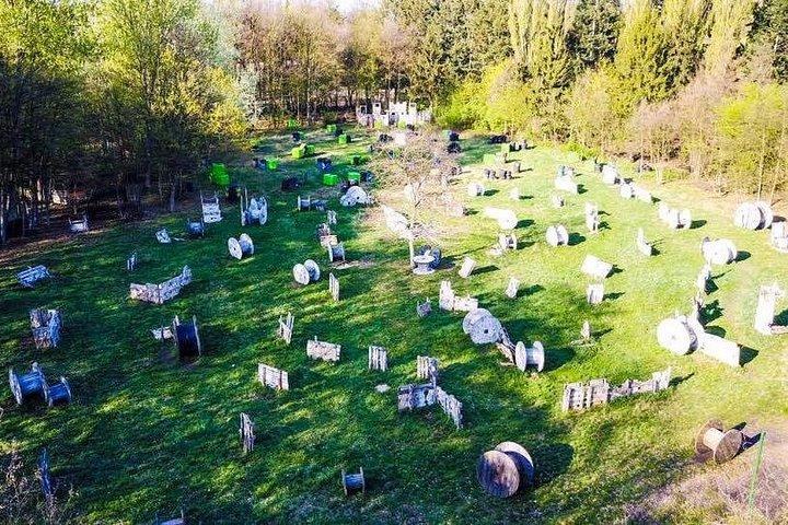 ホテル送迎付きヴロツワフ屋外ペイントボール
