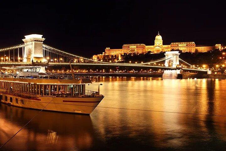 Budapest Julemarkeder Privat tur og Donau aften krydstogt